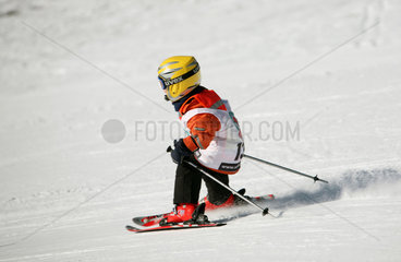 Jerzens  Oesterreich  Kind beim Skifahren