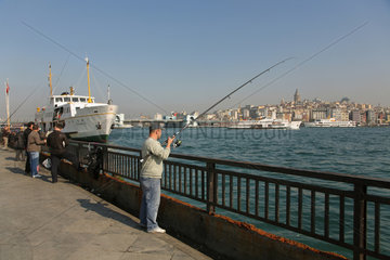 Istanbul  Tuerkei  Angler am Kai am Goldenen Horn im Stadtteil Eminoenue