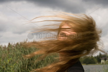 Berlin  Deutschland  die Haare einer jungen Frau fliegen im Wind