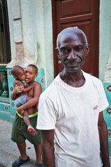 Havanna  Kuba  Portraet eines Mannes in Alt-Havanna