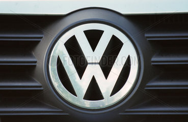 Kuehlerlogo eines VW