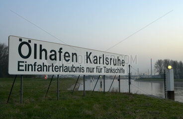 Karlsruhe  Einfahrt zum Oelhafen am Rhein mit Hinweisschild