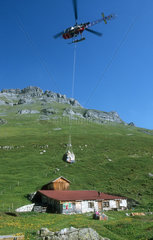 Ein Hubschrauber versorgt einen abgelegenen Hof (Schweiz)