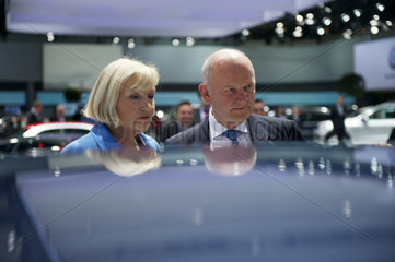 Hamburg  Deutschland  Ferdinand Piech  Aufsichtsratsvorsitzender der Volkswagen AG  mit seiner Ehefrau