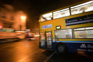 Dublin  Irland  Doppeldeckerbus faehrt abends durch die Strassen