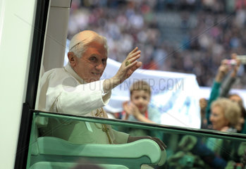 Berlin  Deutschland  Papst Benedikt XVI im Papamobil im Berliner Olympiastadion