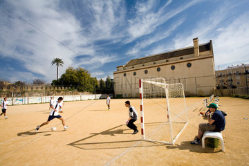 Sevilla  Spanien  Jugendliche beim Fussballspiel