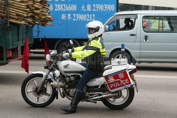 Hongkong  China  Polizist auf einem Motorrad