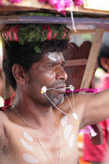 Grand Baie  Mauritius  ein Tamile mit durch gestochenen Nadeln