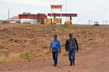 Flagstaff  USA  zwei Indianer im Indianerreservat in der Naehe des Grand Canyon