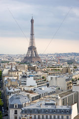 Paris  Frankreich  ueber den Daechern von Paris mit dem Eiffelturm