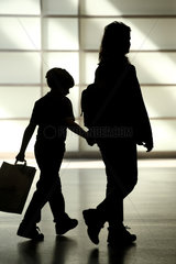 Berlin  Deutschland  Silhouette einer Mutter mit ihrem Sohn