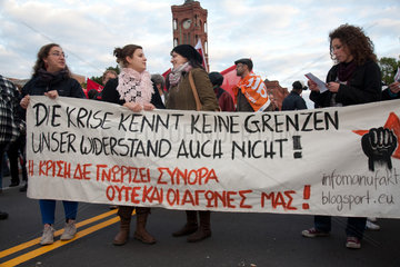 Berlin  Deutschland  griechische Frauen demonstrieren gegen die Massnahmen der EU