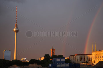 Berlin  Deutschland  Berlin-Mitte bei Gewitterstimmung und Regenbogen