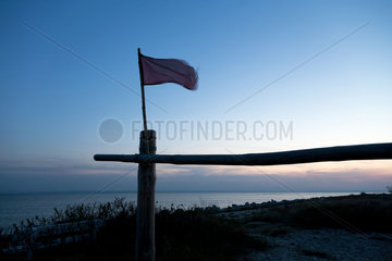 Kuznica  Polen  Signalfahne flattert in der Abenddaemmerung an der Danziger Bucht