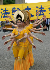 Berlin  Deutschland  indische Frauen imitieren die Gottheit Durga