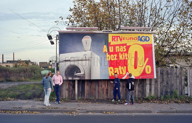Ein Werbeplakat an einer Strasse in Poznan  Polen