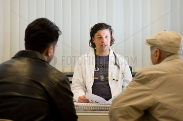 Duisburg  Deutschland  ein Arzt spricht mit seinen Patienten