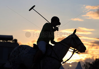 Berlin  Deutschland  Silhouette  Polospieler bei Sonnenuntergang