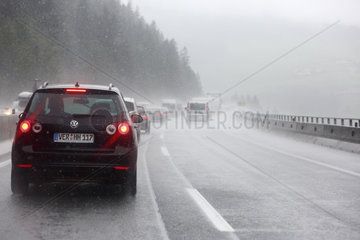 Venn  Oesterreich  regennasser Asphalt auf der Autobahn A13
