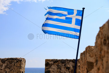 Frangokastello  Griechenland  Flagge Griechenlands auf dem Kastell Frangokastello auf Kreta
