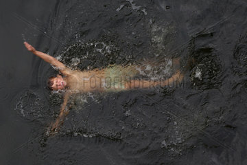 Briescht  Deutschland  Junge schwimmt in einem See