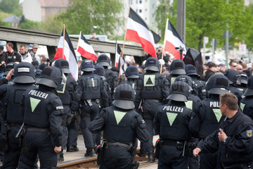 Berlin  Deutschland  Polizisten mit Symbolen verschiedener Einsatzgruppen