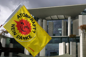 Berlin  Deutschland  Anti-Atomkraft-Flagge vor dem Kanzleramt