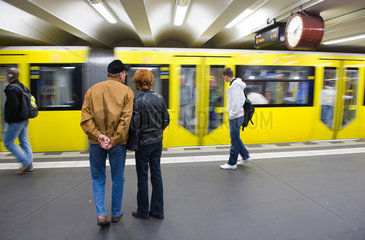 Berlin  Deutschland  Menschen am U-Bahnhof Alexanderplatz