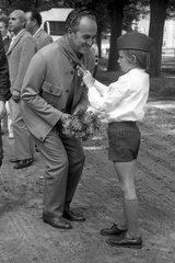 Neustadt (Dosse)  DDR  Jungpionier bindet einem Mann ein Halstuch um