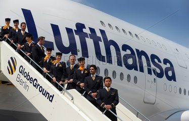 Berlin  Deutschland  die Lufthansa-Crew eines A380 auf der Gangway auf dem Flughafen Berlin-Tegel