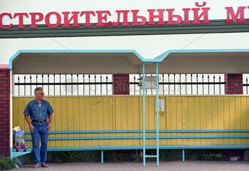 Mann an einer Bushaltestelle in Kaliningrad  Russland