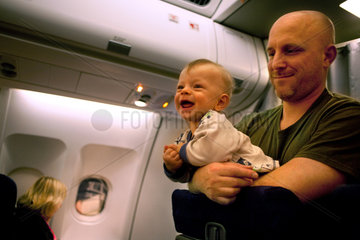 Berlin  Deutschland  ein Vater steigt mit seinem Kleinkind in ein Flugzeug ein