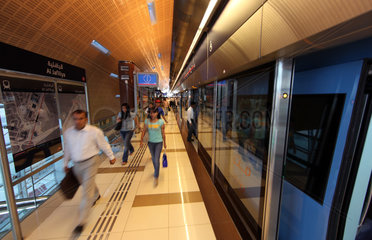 Dubai  Vereinigte Arabische Emirate  Menschen auf dem U-Bahnhof Al Jafiliya