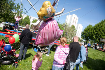 Berlin  Deutschland  Familie mit einem Barbie-Luftballon auf dem Familienfest Bunte Platte