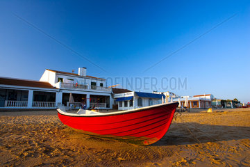 El Rompido  Spanien  Fischerboot liegt am Strand
