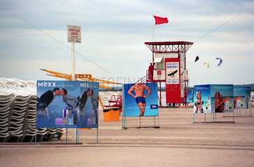 Werbeplakate am Strand von Paernu  Estland