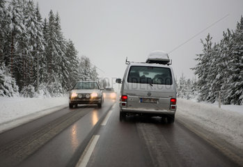 Malung  Schweden  nasser Asphalt nach Schneefall auf der Bundesstrasse 71