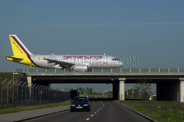 Leipzig  Deutschland  Flugzeug von Germanwings auf dem Rollfeld des Leipziger Flughafens