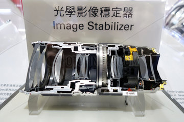 Hong Kong  China  Querschnitt durch ein Canon-Teleobjektiv mit Bildstabilisator