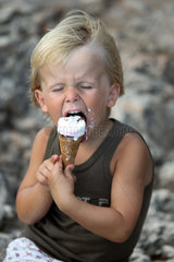 Cala d'Or  ein Kind isst ein Eis