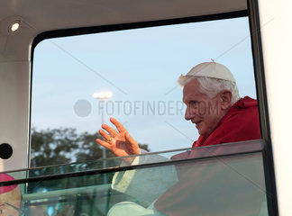 Freiburg  Deutschland  Papst Benedikt XVI. auf dem Messegelaende zum Jugendgottesdienst