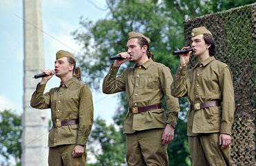 Singende Maenner in Militaeruniformen  Kaliningrad  Russland