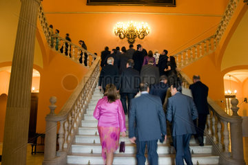 Sevilla  Spanien  elegant gekleidete Menschen gehen eine Treppe hinauf