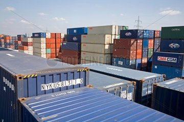Duisburg  Deutschland  Container im Duisburger Hafen