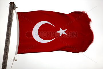 Canakkale  die tuerkische Nationalflagge im Wind