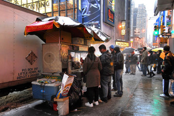New York City  USA  ein Hot Dog Verkaufsstand am Times Square