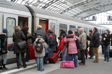Berlin  Deutschland  Reisende am Hauptbahnhof steigen in einen Zug ein