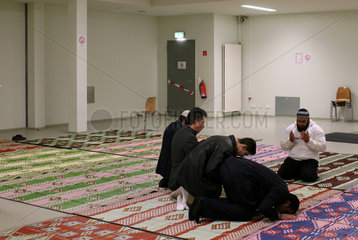 Berlin  Muslime beten