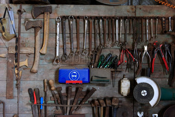 Struxdorf  Deutschland  Werkzeuge an einer Wand